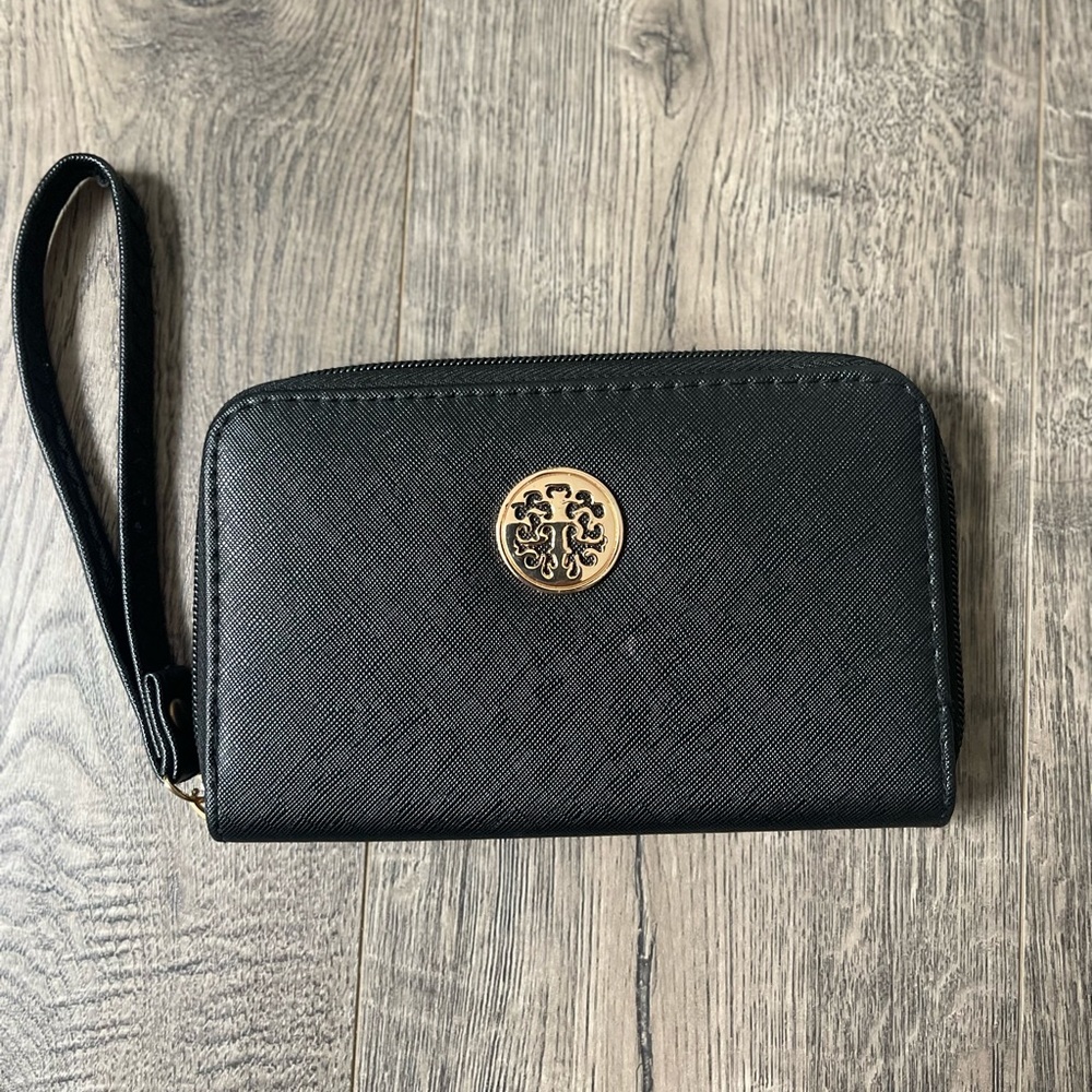 Black wristlet